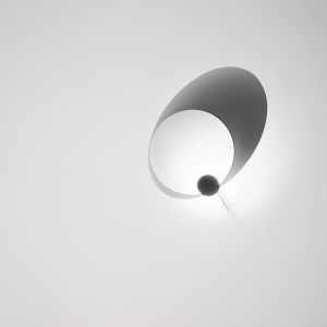 Eclipse Ellipse LED Wandleuchte von Ingo Maurer mit zwei weißen, verstellbaren Scheiben, die ein faszinierendes Licht-Schatten-Spiel erzeugen, inspiriert von der Mondfinsternis.