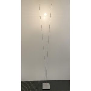 ILIOS Stehleuchte von Ingo Maurer, 190 cm hoch, 18 cm breit, mit Schiebedimmer zur stufenlosen Helligkeitsregelung, sorgt für ein angenehmes Lichtambiente.