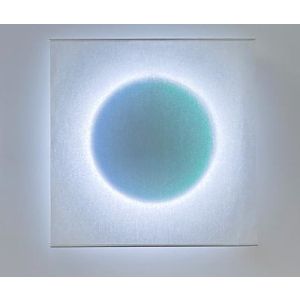 Quadratische MOODMOON Leuchte von Ingo Maurer, gefertigt aus Japanpapier, mit 14 Lichtstimmungen und stufenweisen Farbwechseln, ideal als Wandleuchte.